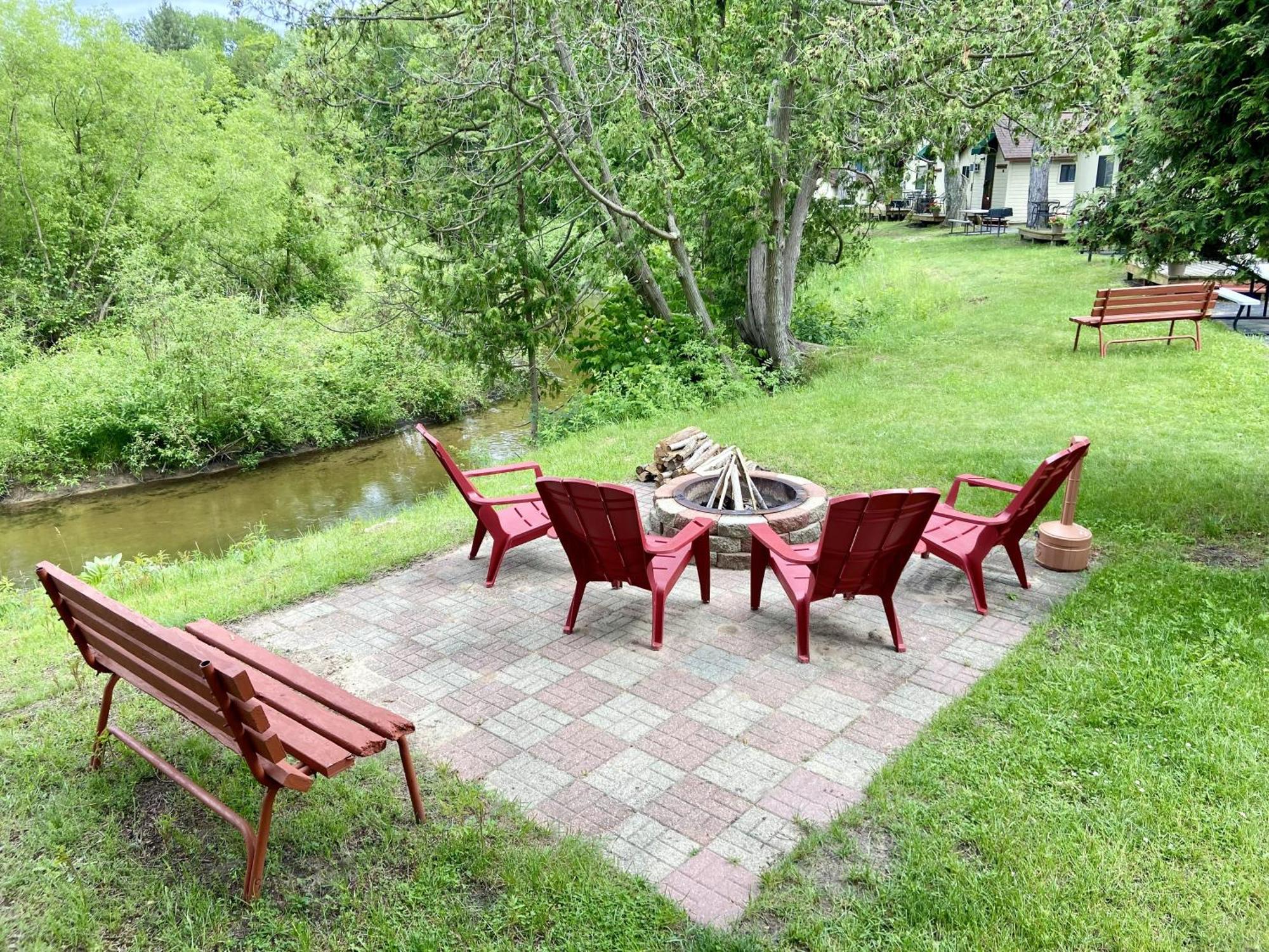 Betsie Riverside Resort Benzonia Exteriör bild